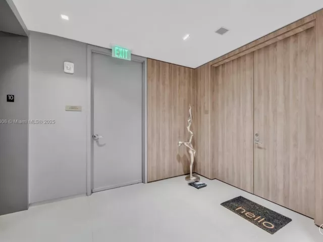 4-bedroom condo for sale in Sunny Isles Beach - 18975 Collins Ave 1002 - MondialRealty