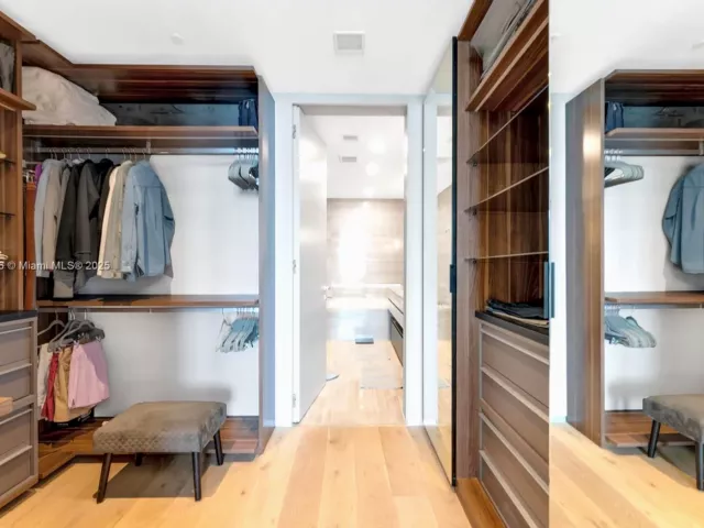 4-bedroom condo for sale in Sunny Isles Beach - 18975 Collins Ave 1002 - MondialRealty