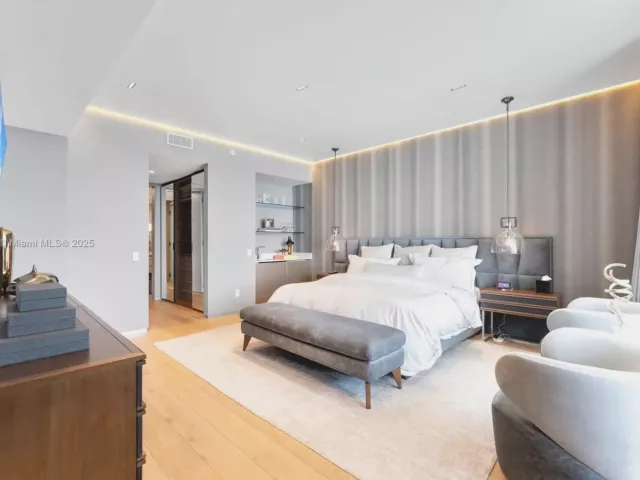 4-bedroom condo for sale in Sunny Isles Beach - 18975 Collins Ave 1002 - MondialRealty