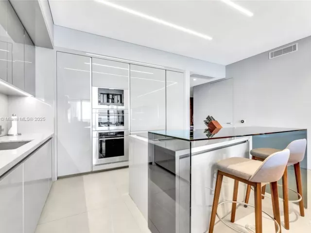 4-bedroom condo for sale in Sunny Isles Beach - 18975 Collins Ave 1002 - MondialRealty