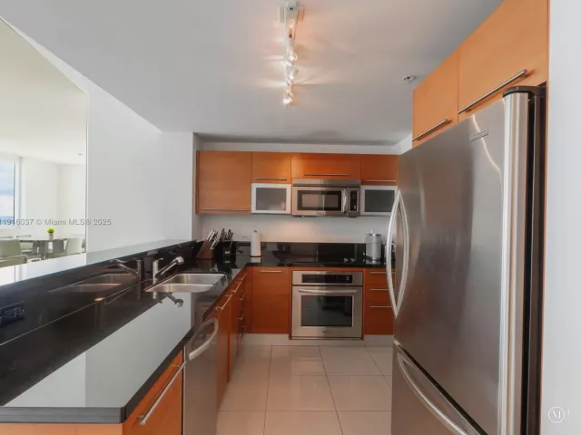 2-bedroom condo for rent in Miami - 244 Biscayne Blvd 3703 - MondialRealty