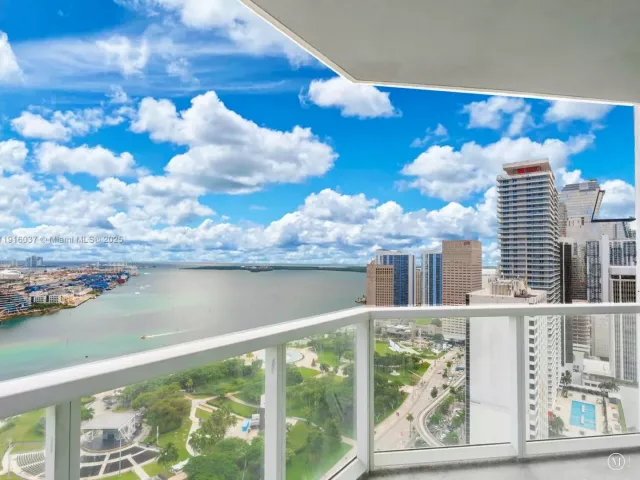 2-bedroom condo for rent in Miami - 244 Biscayne Blvd 3703 - MondialRealty