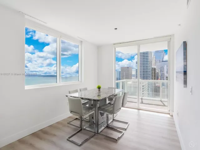2-bedroom condo for rent in Miami - 244 Biscayne Blvd 3703 - MondialRealty