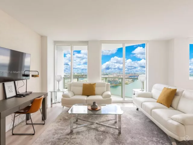 2-bedroom condo for rent in Miami - 244 Biscayne Blvd 3703 - MondialRealty