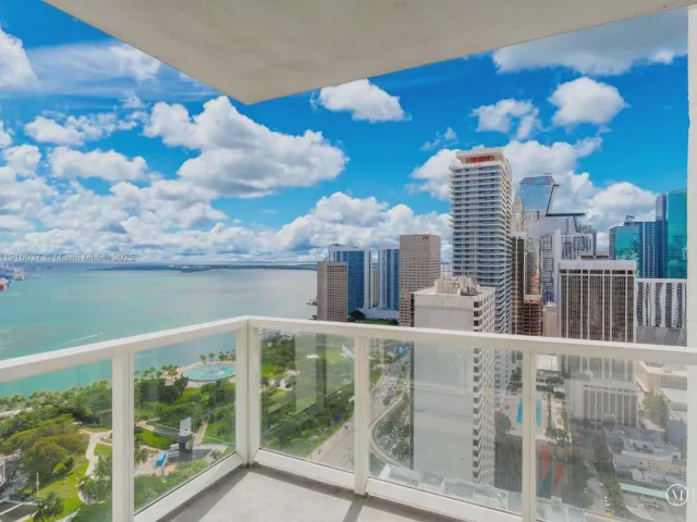 2-bedroom condo for rent in Miami - 244 Biscayne Blvd 3703 - MondialRealty