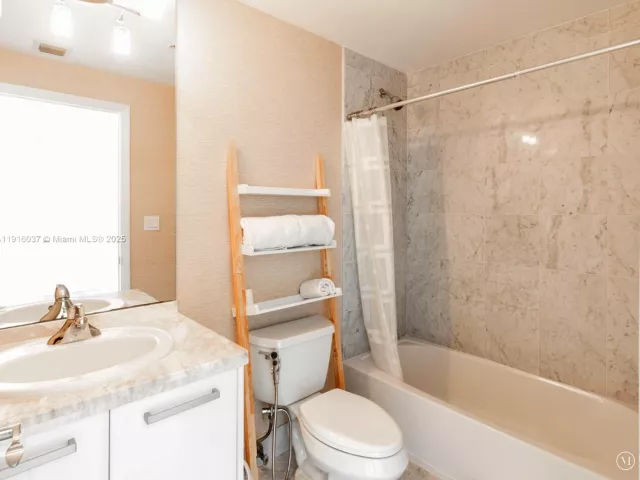 2-bedroom condo for rent in Miami - 244 Biscayne Blvd 3703 - MondialRealty