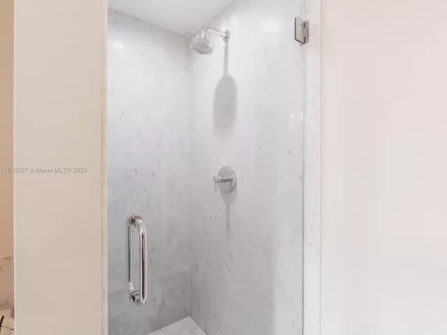 2-bedroom condo for rent in Miami - 244 Biscayne Blvd 3703 - MondialRealty