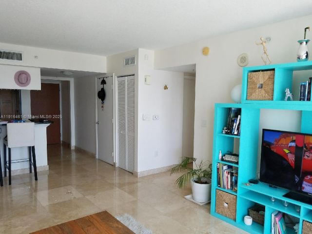 1-bedroom condo for sale in Miami - 31 SE 5th St 2205 - MondialRealty
