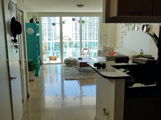 1-bedroom condo for sale in Miami - 31 SE 5th St 2205 - MondialRealty