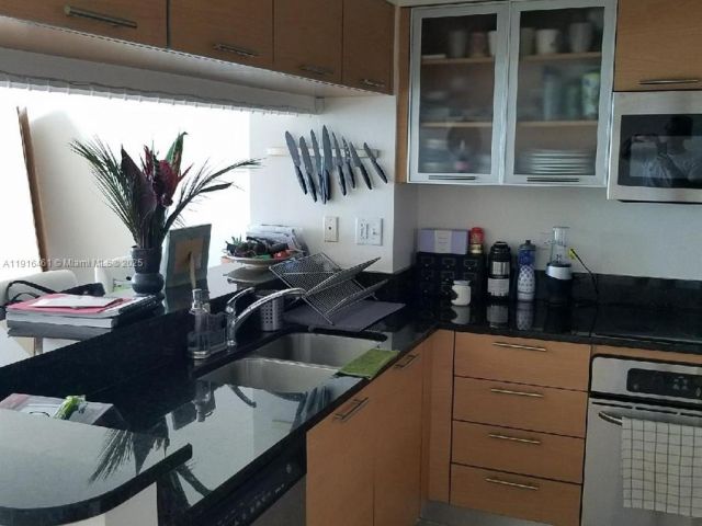 1-bedroom condo for sale in Miami - 31 SE 5th St 2205 - MondialRealty