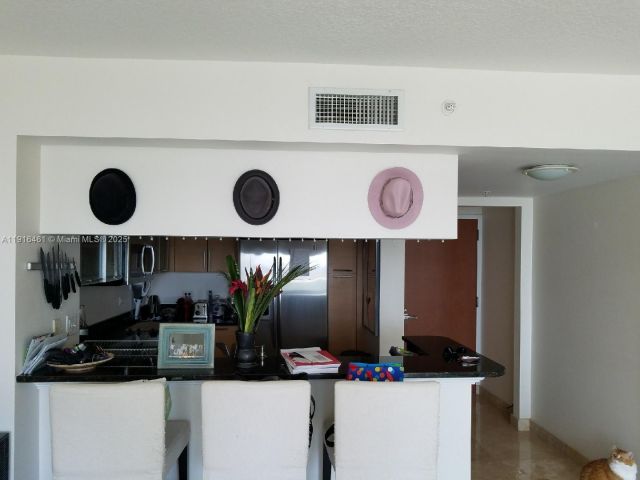 1-bedroom condo for sale in Miami - 31 SE 5th St 2205 - MondialRealty