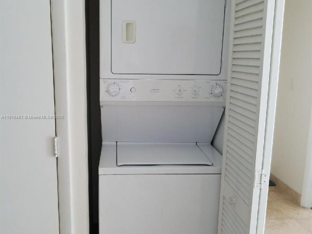 1-bedroom condo for sale in Miami - 31 SE 5th St 2205 - MondialRealty