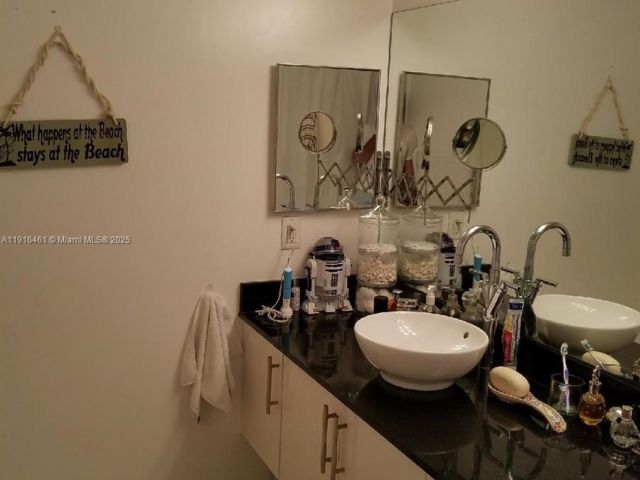 1-bedroom condo for sale in Miami - 31 SE 5th St 2205 - MondialRealty