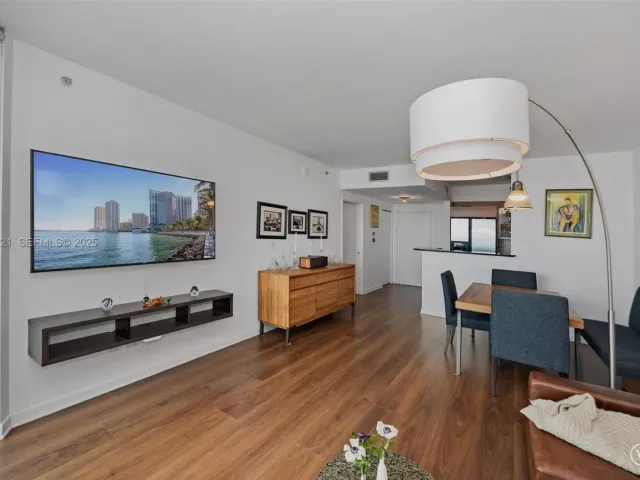 1-bedroom condo for sale in Miami - 325 S Biscayne Blvd 2918 - MondialRealty