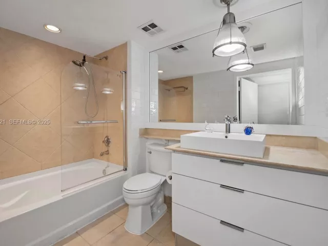 1-bedroom condo for sale in Miami - 325 S Biscayne Blvd 2918 - MondialRealty
