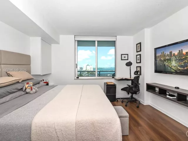 1-bedroom condo for sale in Miami - 325 S Biscayne Blvd 2918 - MondialRealty
