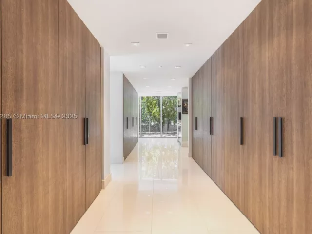 5-bedroom condo for rent in Miami Beach - 1 Collins Ave 207 - MondialRealty