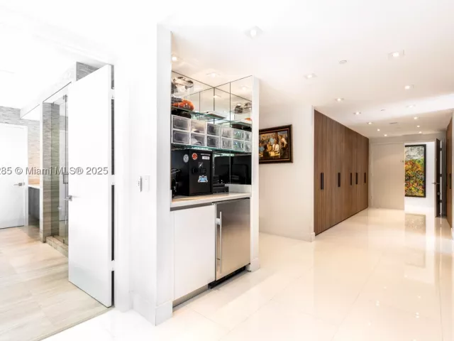 5-bedroom condo for rent in Miami Beach - 1 Collins Ave 207 - MondialRealty