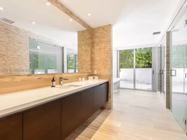 5-bedroom condo for rent in Miami Beach - 1 Collins Ave 207 - MondialRealty