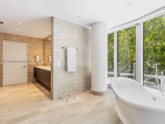 5-bedroom condo for rent in Miami Beach - 1 Collins Ave 207 - MondialRealty