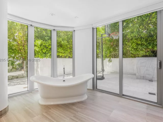 5-bedroom condo for rent in Miami Beach - 1 Collins Ave 207 - MondialRealty