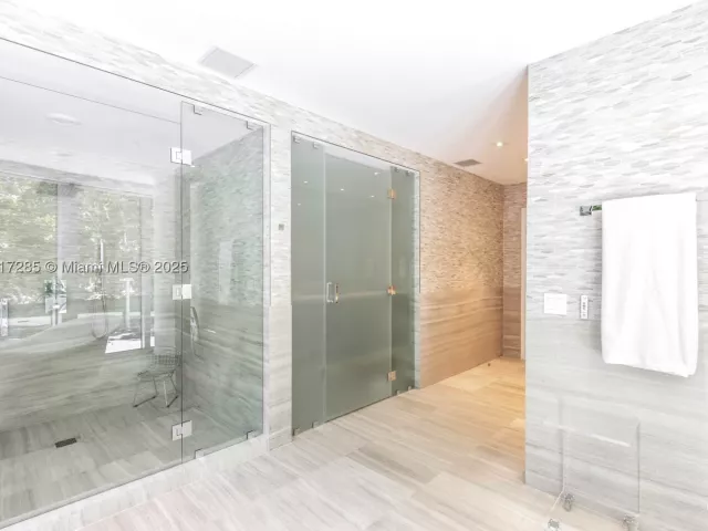 5-bedroom condo for rent in Miami Beach - 1 Collins Ave 207 - MondialRealty