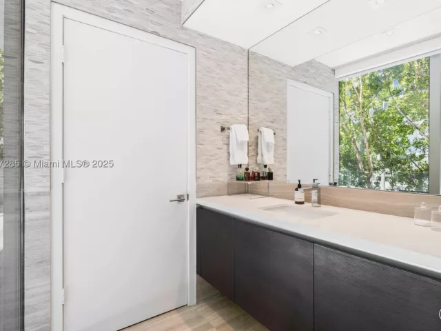 5-bedroom condo for rent in Miami Beach - 1 Collins Ave 207 - MondialRealty