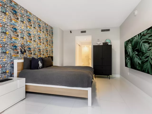 5-bedroom condo for rent in Miami Beach - 1 Collins Ave 207 - MondialRealty