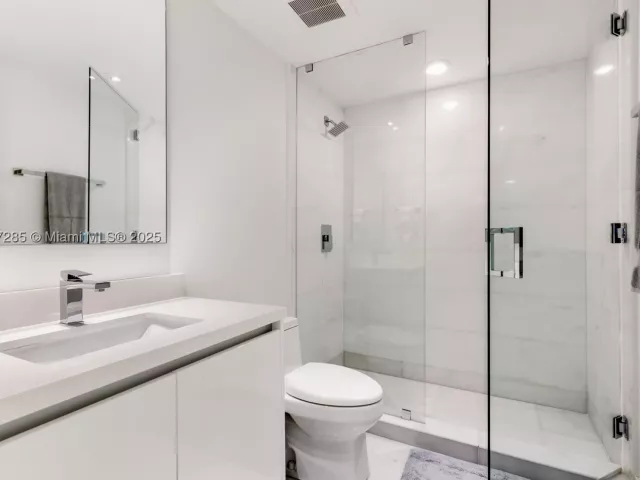 5-bedroom condo for rent in Miami Beach - 1 Collins Ave 207 - MondialRealty