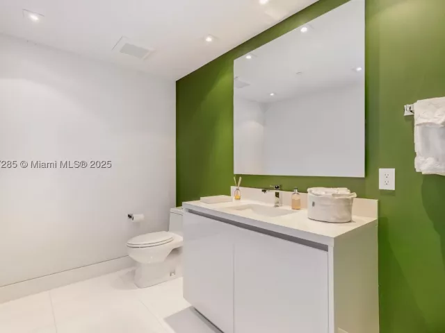 5-bedroom condo for rent in Miami Beach - 1 Collins Ave 207 - MondialRealty