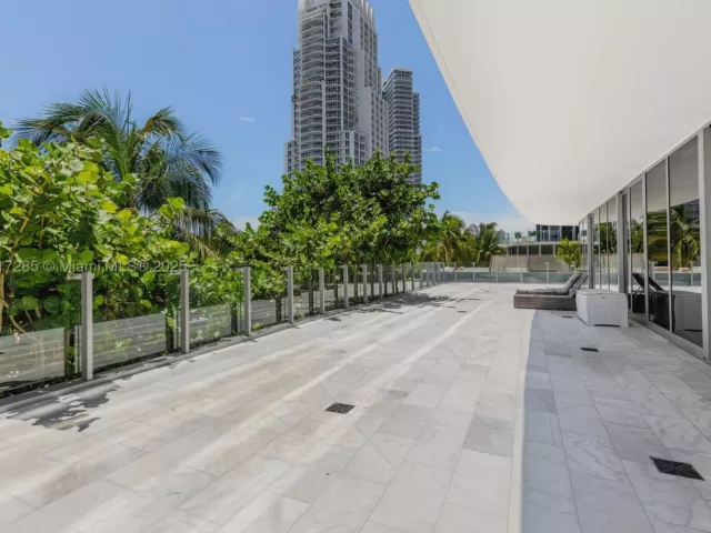 5-bedroom condo for rent in Miami Beach - 1 Collins Ave 207 - MondialRealty