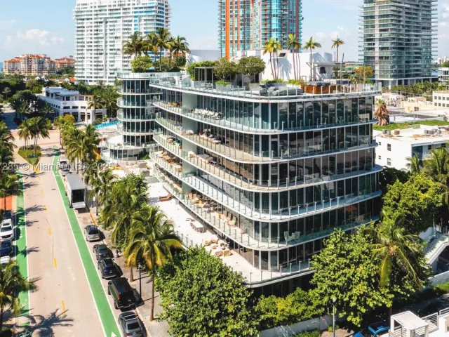 5-bedroom condo for rent in Miami Beach - 1 Collins Ave 207 - MondialRealty