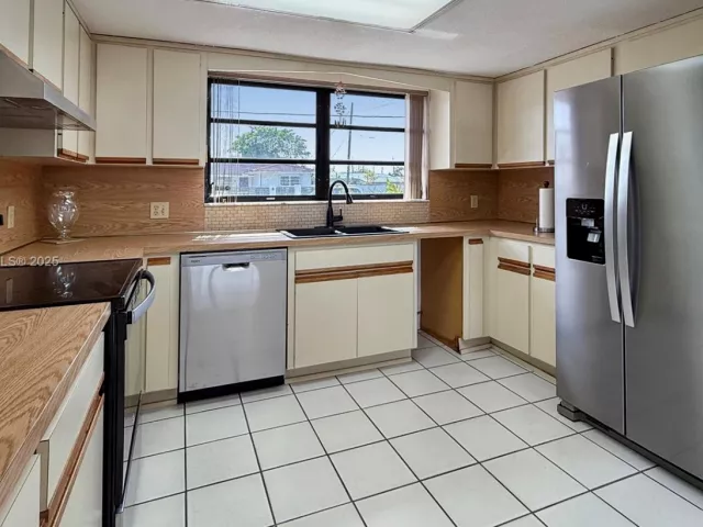 5-bedroom home for rent in Miami - 8877 SW 36th St - MondialRealty