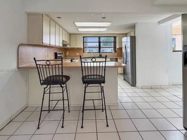 5-bedroom home for rent in Miami - 8877 SW 36th St - MondialRealty