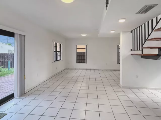 5-bedroom home for rent in Miami - 8877 SW 36th St - MondialRealty