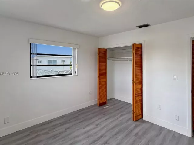 5-bedroom home for rent in Miami - 8877 SW 36th St - MondialRealty