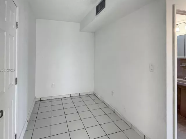 5-bedroom home for rent in Miami - 8877 SW 36th St - MondialRealty