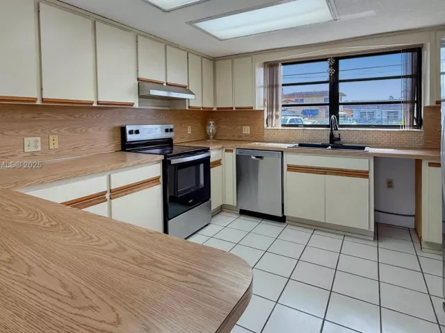 5-bedroom home for rent in Miami - 8877 SW 36th St - MondialRealty