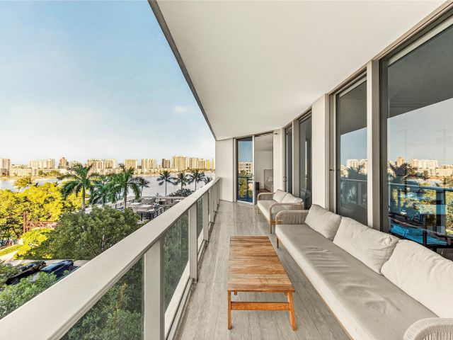3-bedroom condo for sale in Aventura - 17301 Biscayne Boulevard 506 - MondialRealty
