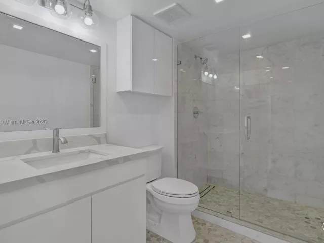 1-bedroom condo for sale in Miami Beach - 90 Alton Rd 1907 - MondialRealty