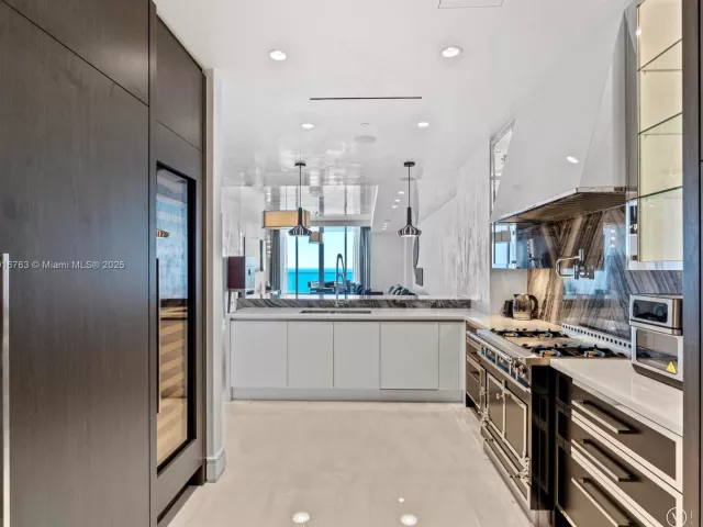 4-bedroom condo for sale in Sunny Isles Beach - 17901 Collins Ave 2602 - MondialRealty