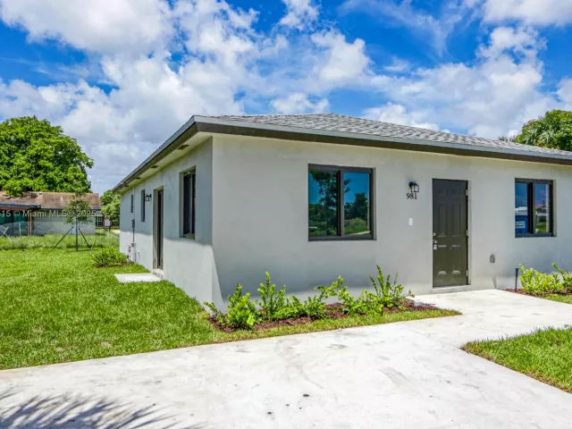 4-bedroom home for rent in Pompano Beach - 981 NW 4th Ave - MondialRealty
