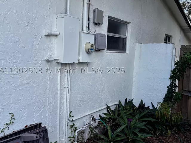 4-bedroom home for sale in Hollywood - 6541 Sherman St - MondialRealty