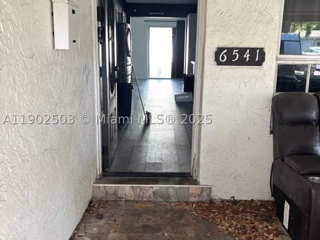 4-bedroom home for sale in Hollywood - 6541 Sherman St - MondialRealty