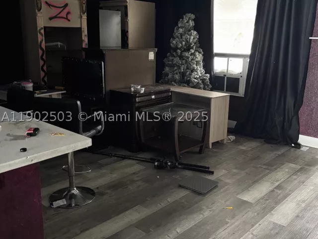 4-bedroom home for sale in Hollywood - 6541 Sherman St - MondialRealty