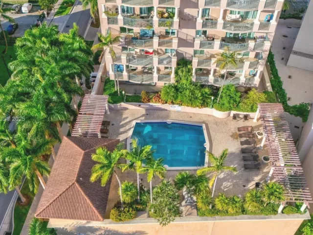 3-bedroom condo for sale in Sunny Isles Beach - 17555 Atlantic Blvd 602 - MondialRealty