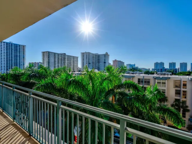 3-bedroom condo for sale in Sunny Isles Beach - 17555 Atlantic Blvd 602 - MondialRealty