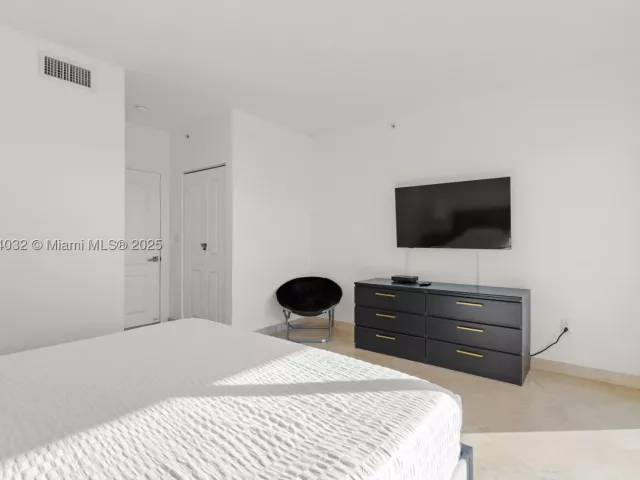 3-bedroom condo for sale in Sunny Isles Beach - 17555 Atlantic Blvd 602 - MondialRealty