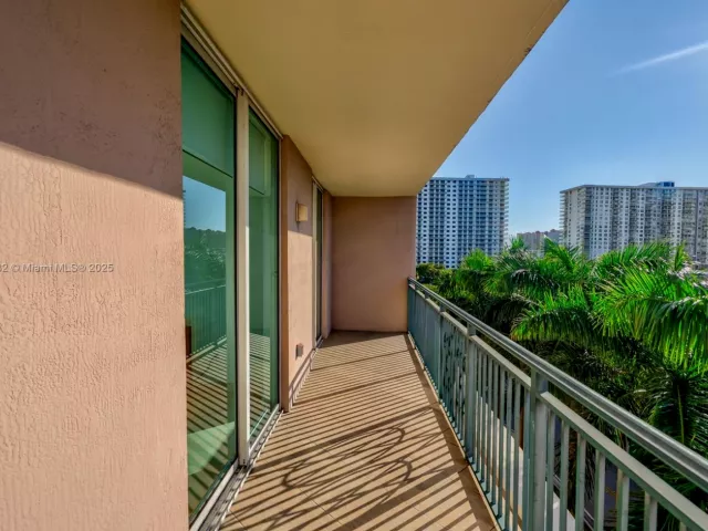 3-bedroom condo for sale in Sunny Isles Beach - 17555 Atlantic Blvd 602 - MondialRealty