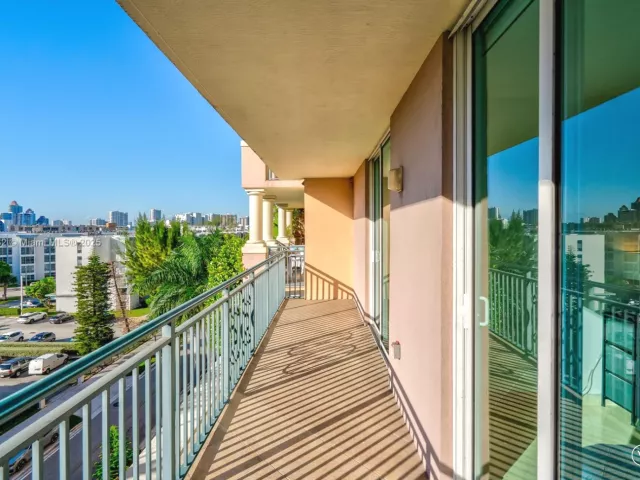 3-bedroom condo for sale in Sunny Isles Beach - 17555 Atlantic Blvd 602 - MondialRealty